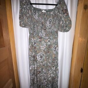 Chic Floral Maxi Dress in Green